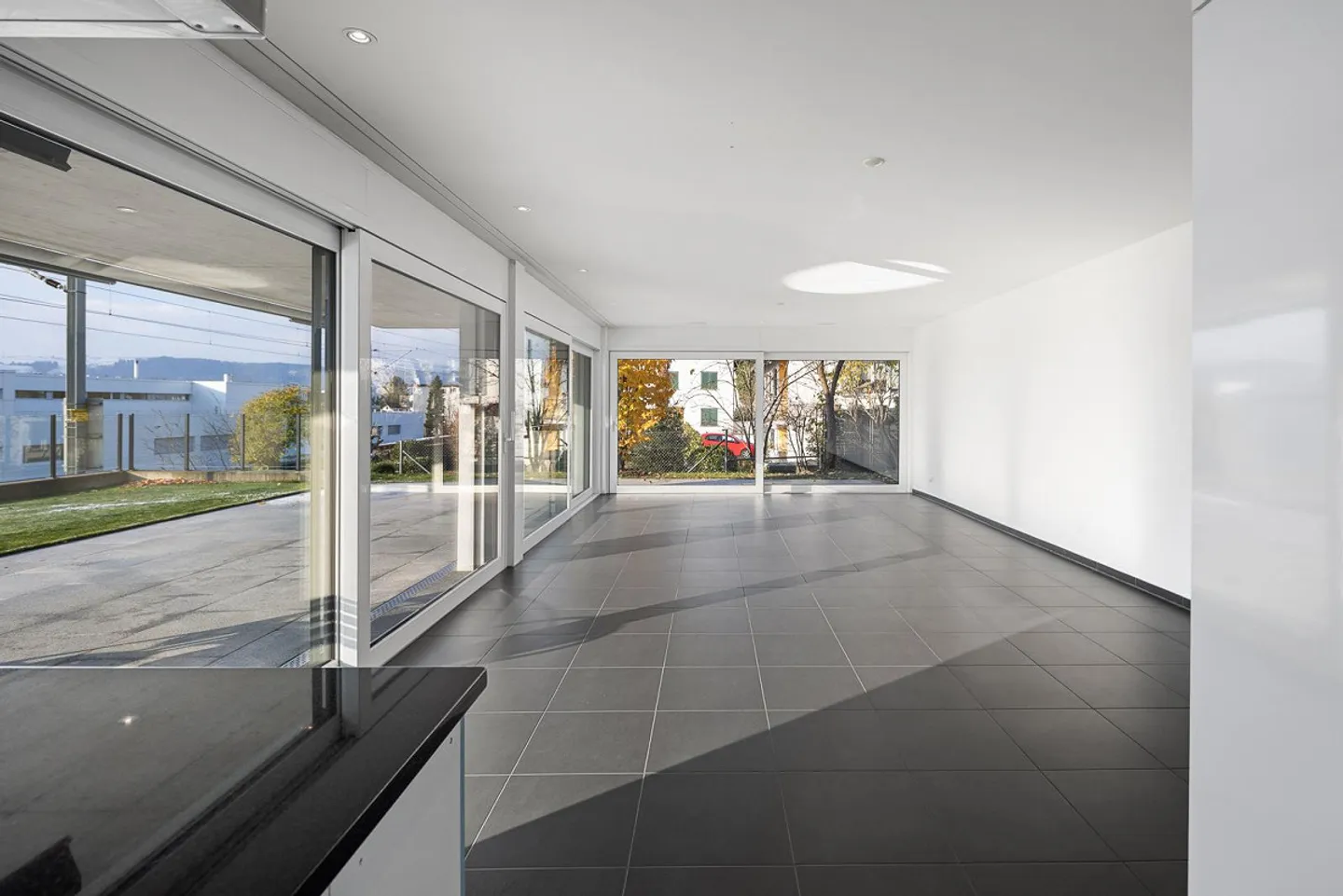 Moderne 4.5-Zimmer-Wohnung mit Garten und zwei Tiefgaragenplätze - Foto 5 von 8