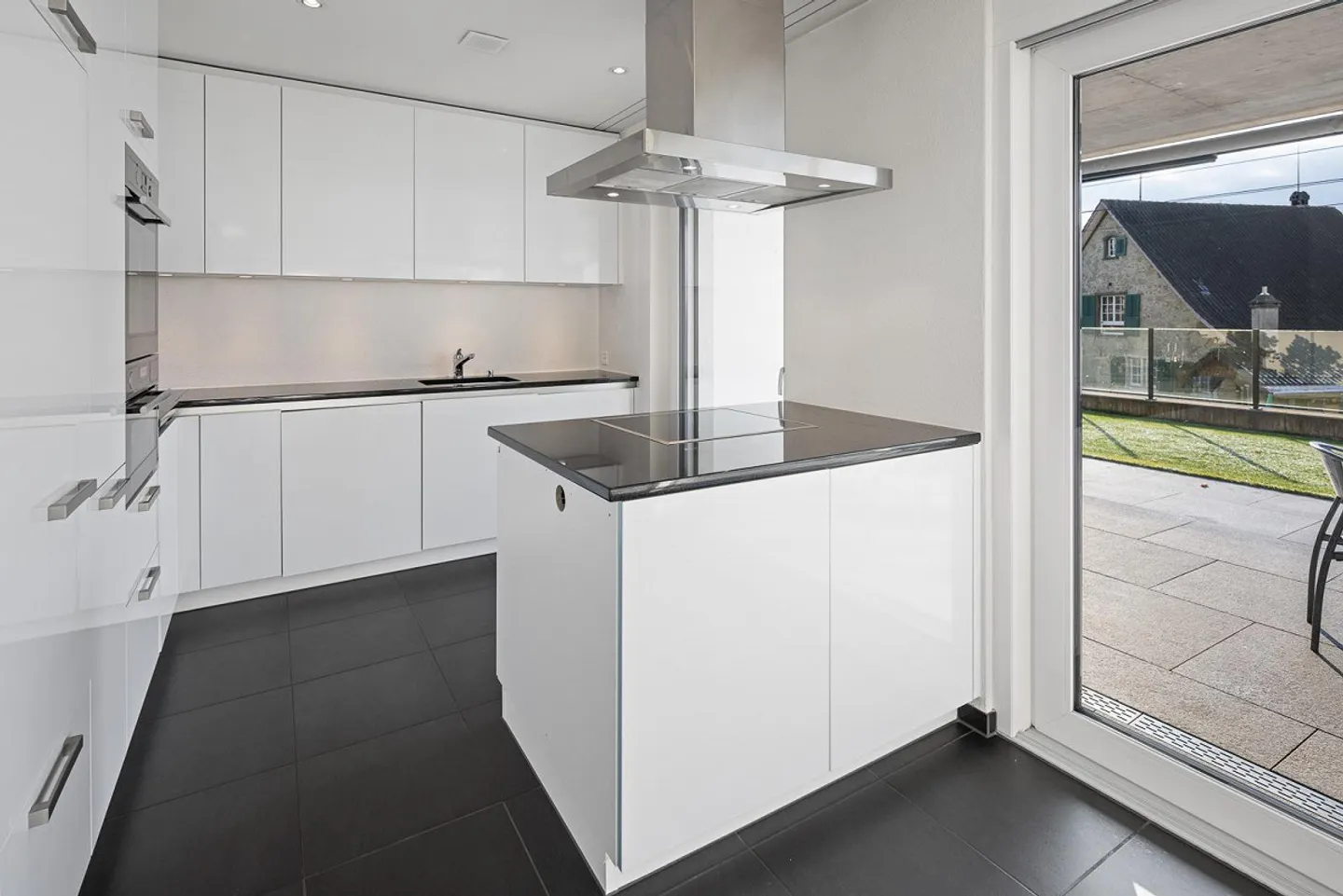 Moderne 4.5-Zimmer-Wohnung mit Garten und zwei Tiefgaragenplätze - Foto 6 von 8