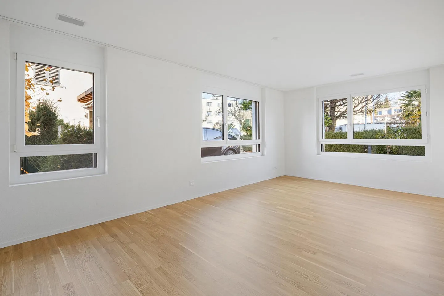 Moderne 4.5-Zimmer-Wohnung mit Garten und zwei Tiefgaragenplätze - Foto 7 von 8