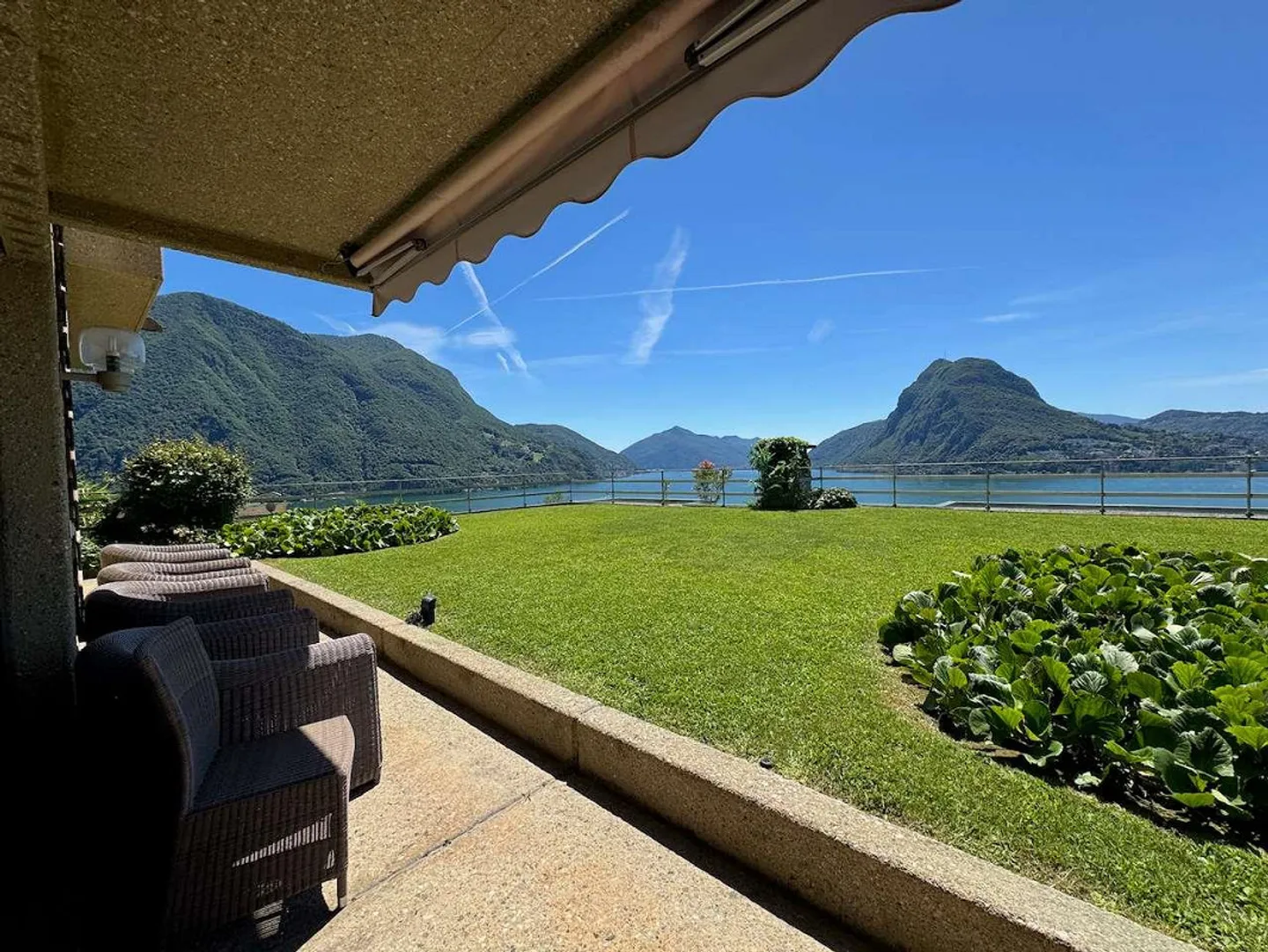 Holiday apartment with lake view and garden - Photo 1 of 10