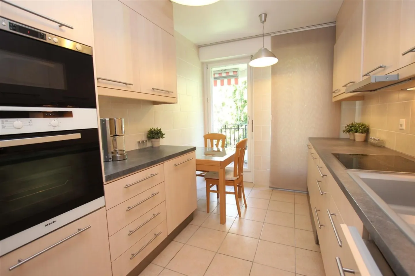 Spacious Apartment with Terrace - Photo 6 of 9