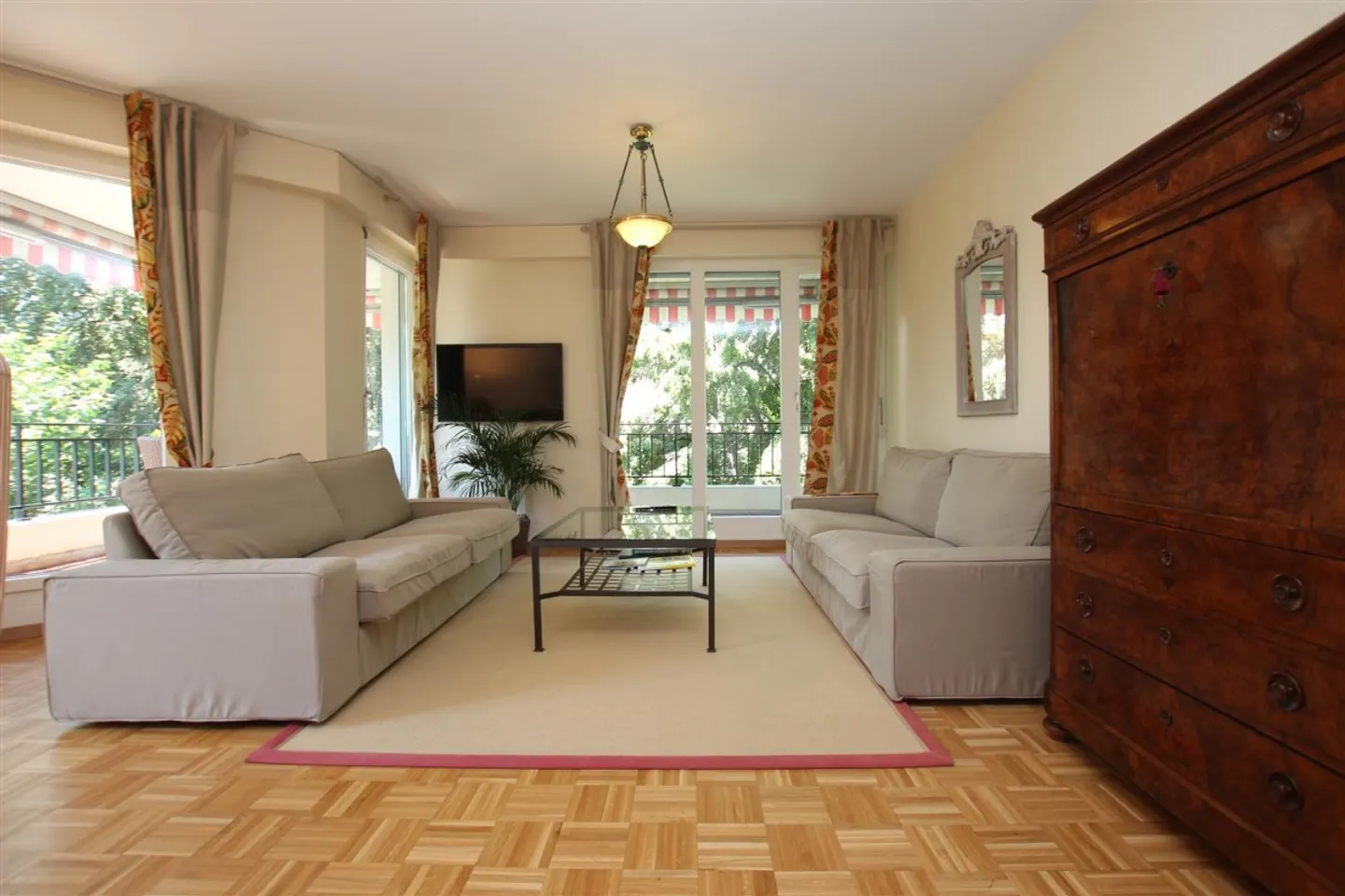 Spacious Apartment with Terrace - Photo 7 of 9