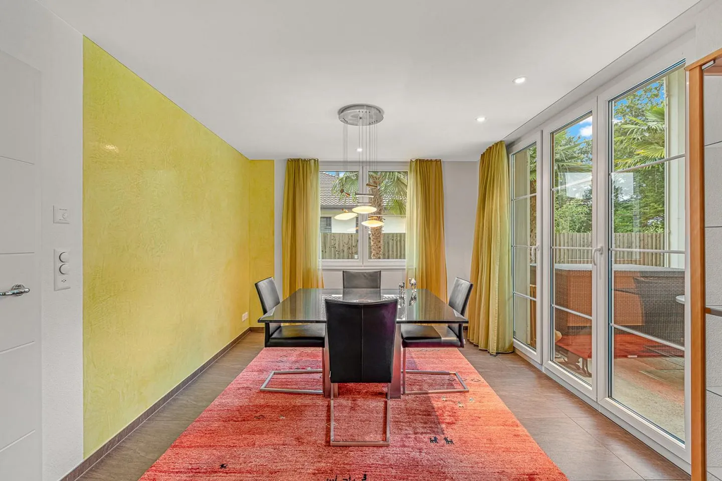 Casa unifamiliare di 5 stanze con edificio garage, ampio spazio esterno e posizione diretta al confine del bosco - Foto 7 di 13
