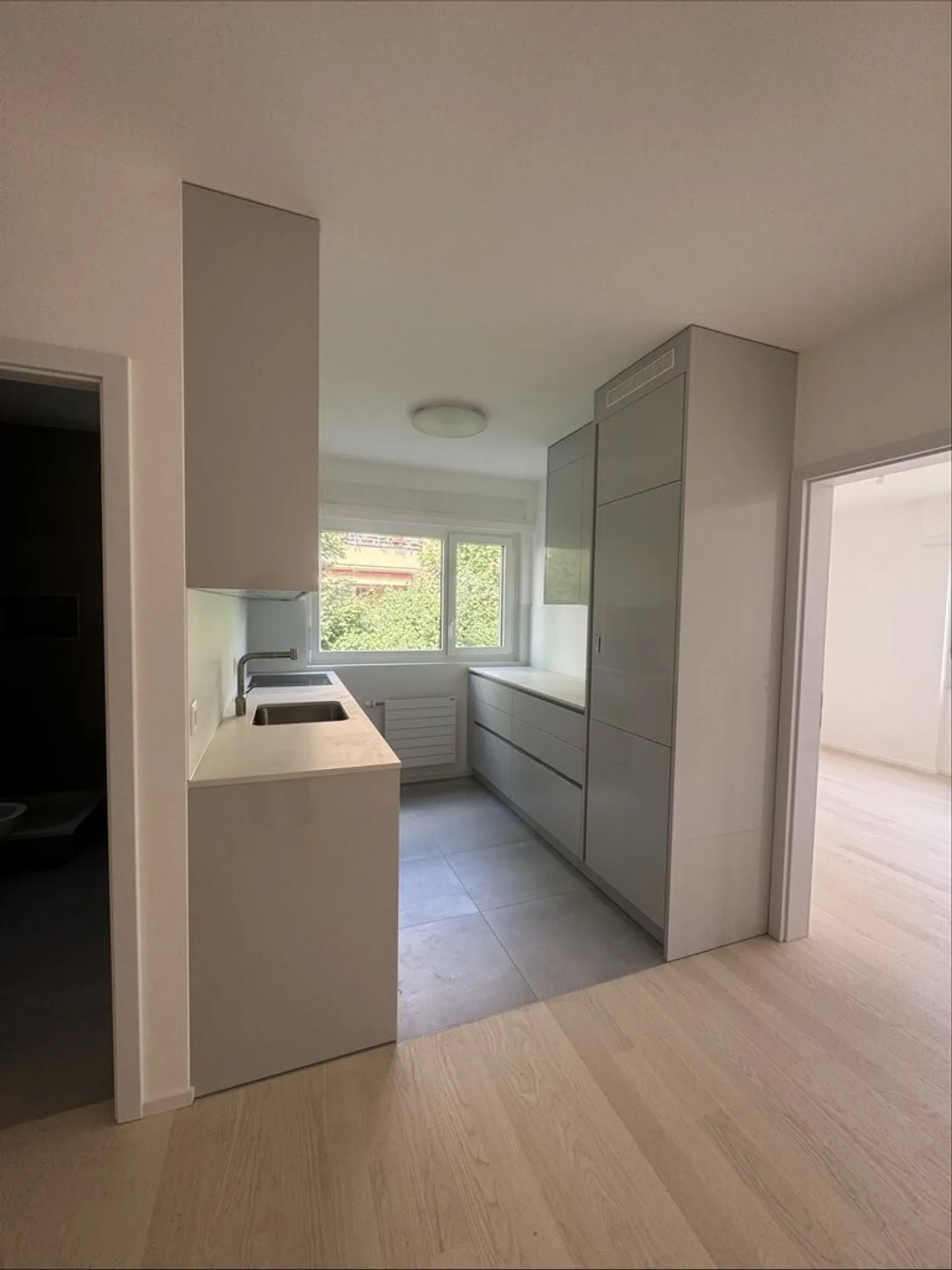 Bellissimo appartamento di 3,5 stanze completamente ristrutturato con vista sul lago - Foto 3 di 7