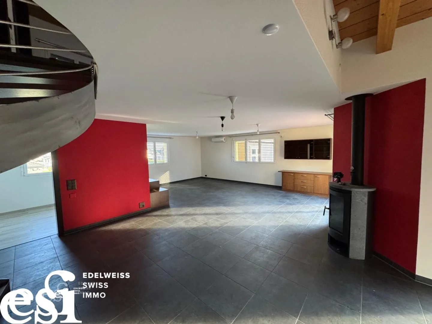 Spaziosa villa indipendente di 5,5 locali e la sua dependance a Muraz - Foto 2 di 25