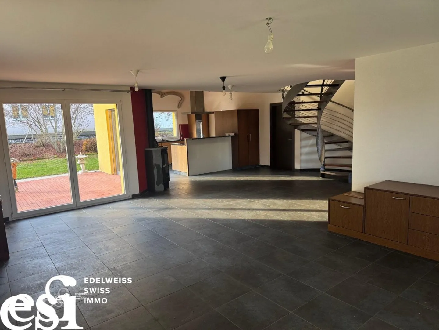Spaziosa villa indipendente di 5,5 locali e la sua dependance a Muraz - Foto 3 di 25