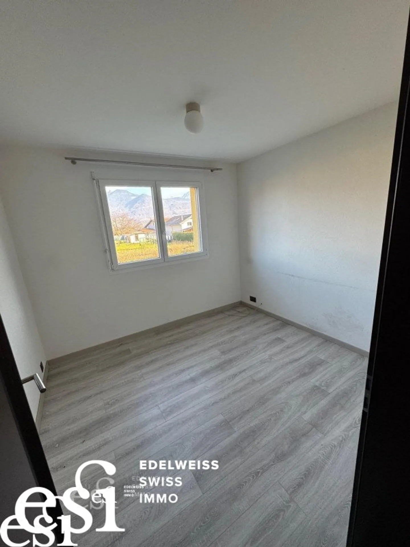 Spaziosa villa indipendente di 5,5 locali e la sua dependance a Muraz - Foto 9 di 25