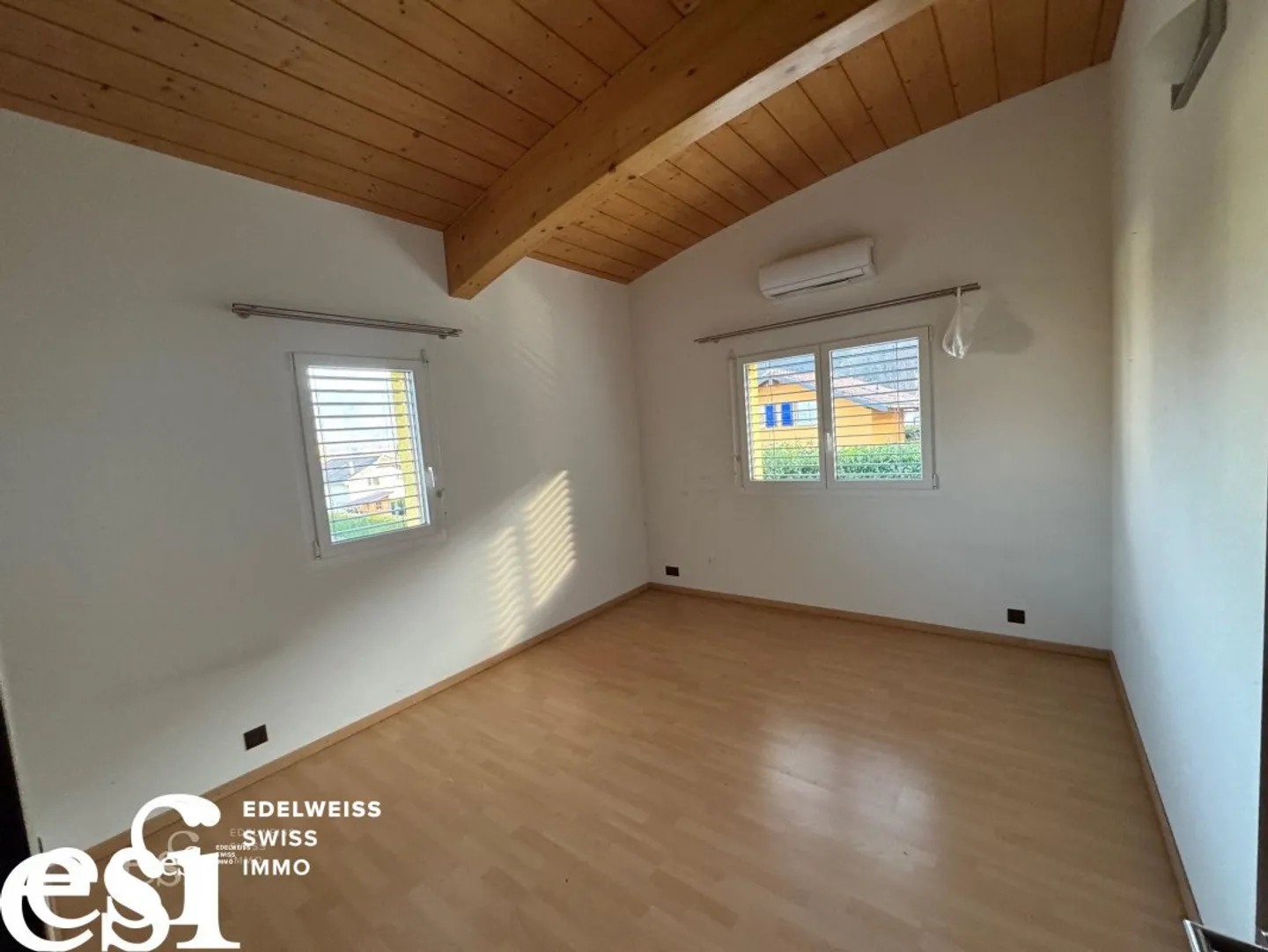 Spaziosa villa indipendente di 5,5 locali e la sua dependance a Muraz - Foto 12 di 25