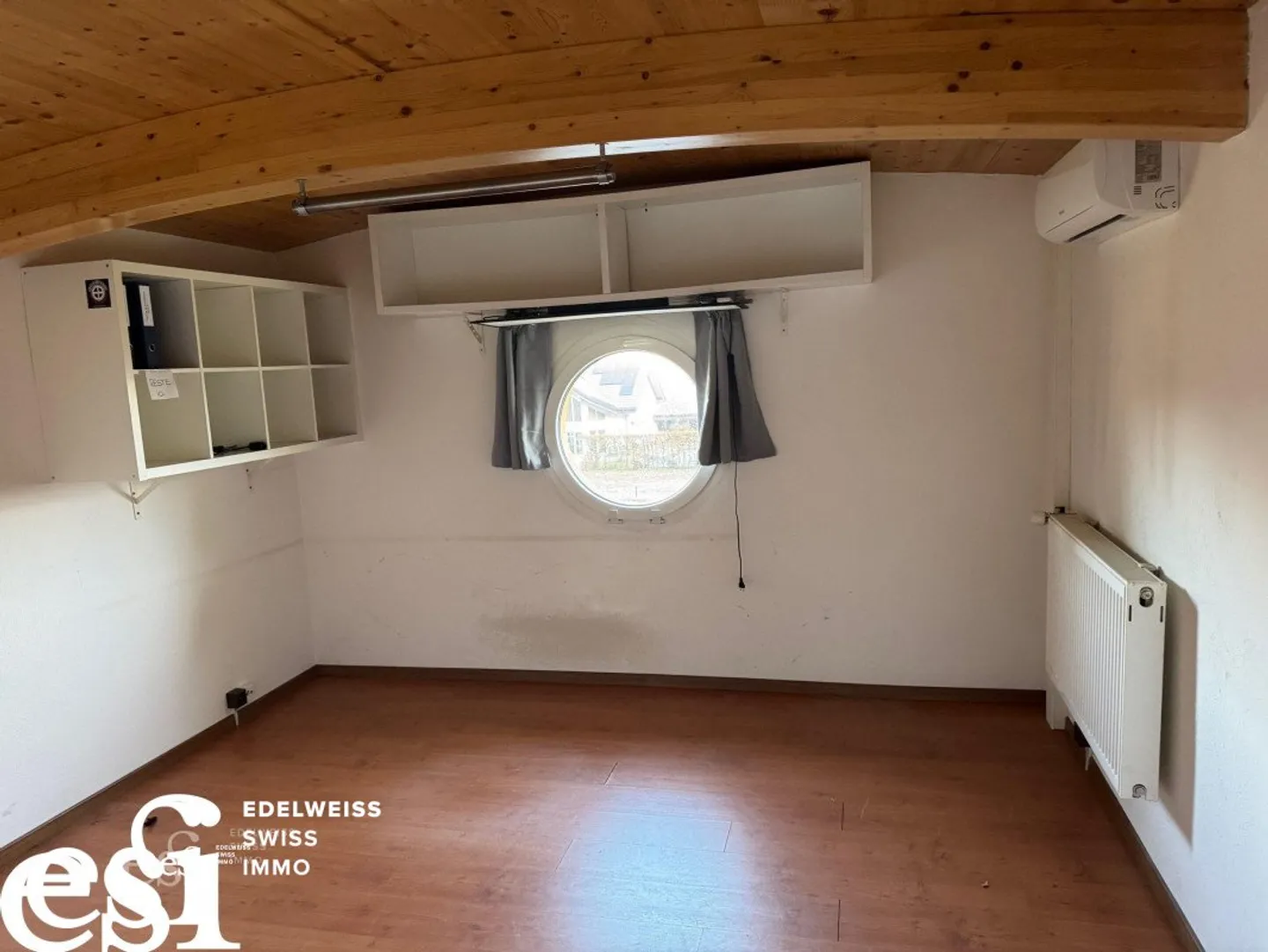 Spaziosa villa indipendente di 5,5 locali e la sua dependance a Muraz - Foto 19 di 25