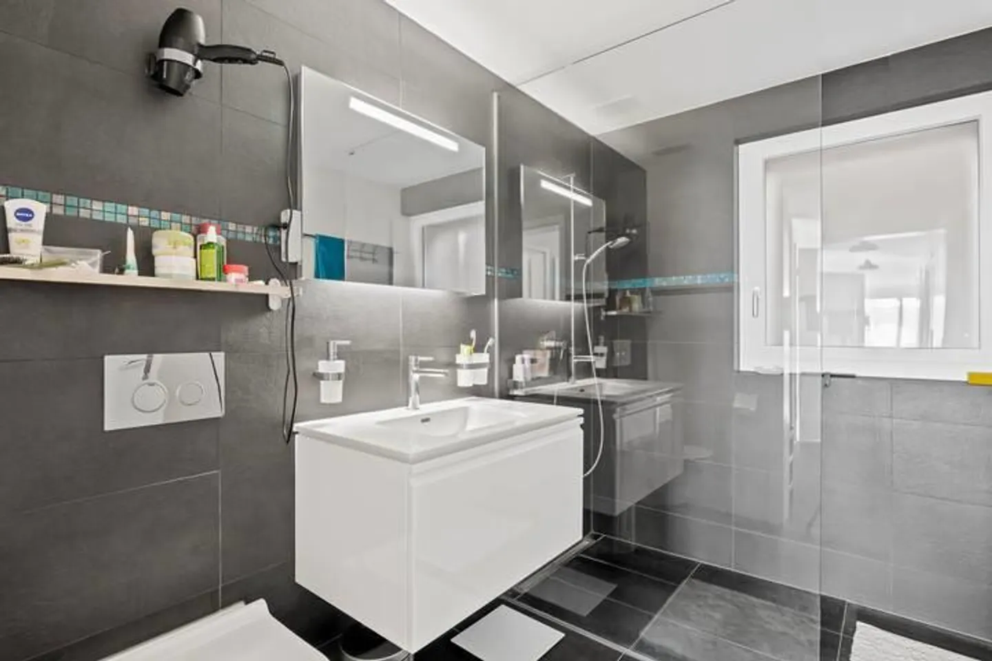 TOP OF OBERLAND: MODERN PANORAMIC APARTMENT IN BEATENBERG - Photo 6 of 8