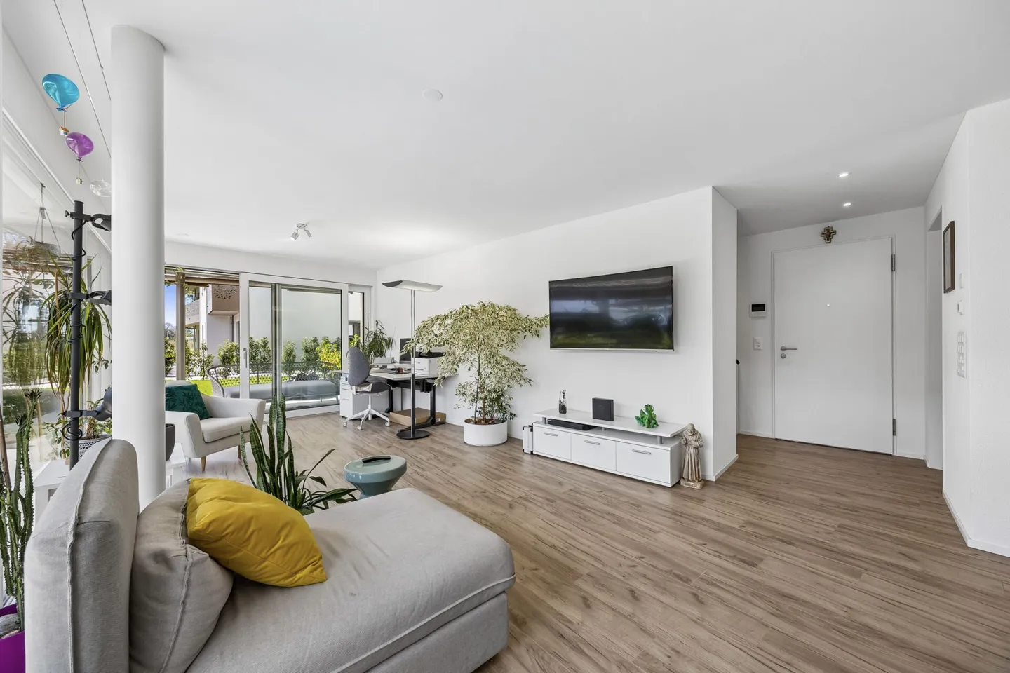 Appartement de jardin 2.5 pièces presque neuf avec beaucoup de lumière du jour - Photo 3 sur 13