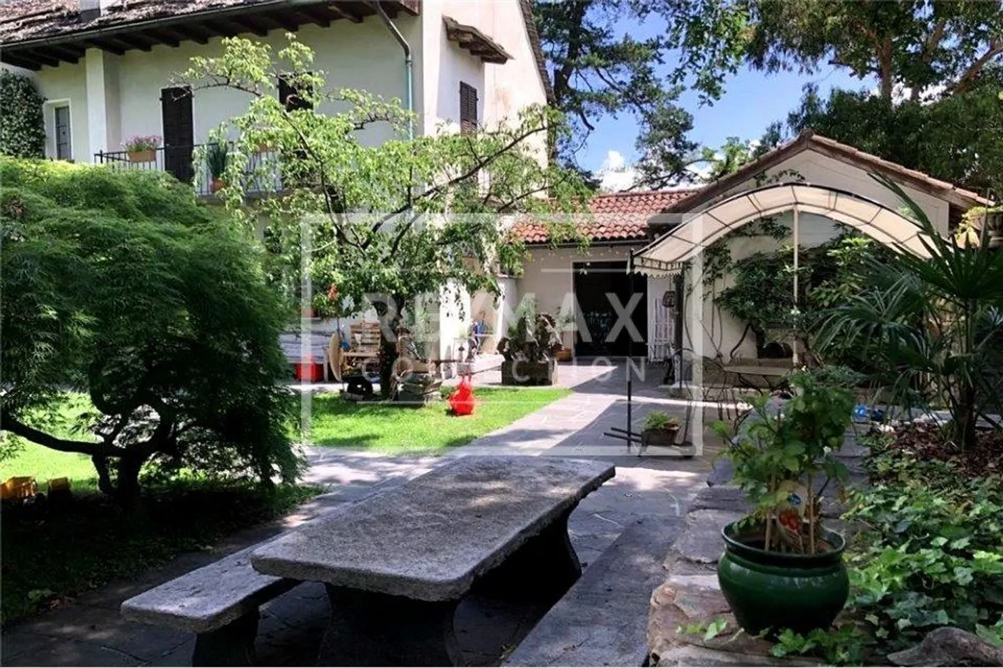 Villa con 15 stanze - Foto 3 di 7