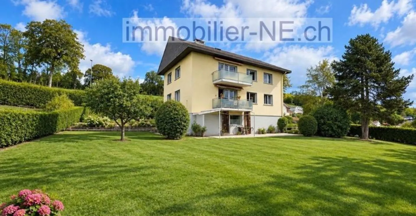 Casa indipendente composta da due appartamenti con grande giardino e due garage - Foto 1 di 11