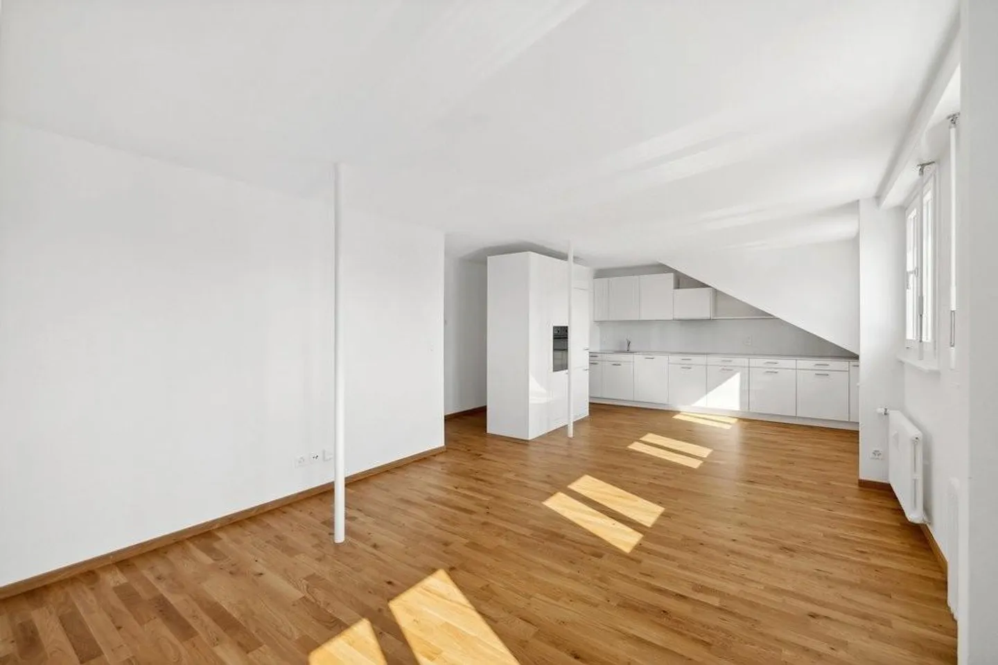 Appartamento mansardato appena ristrutturato in una proprietà tranquilla - Foto 2 di 8