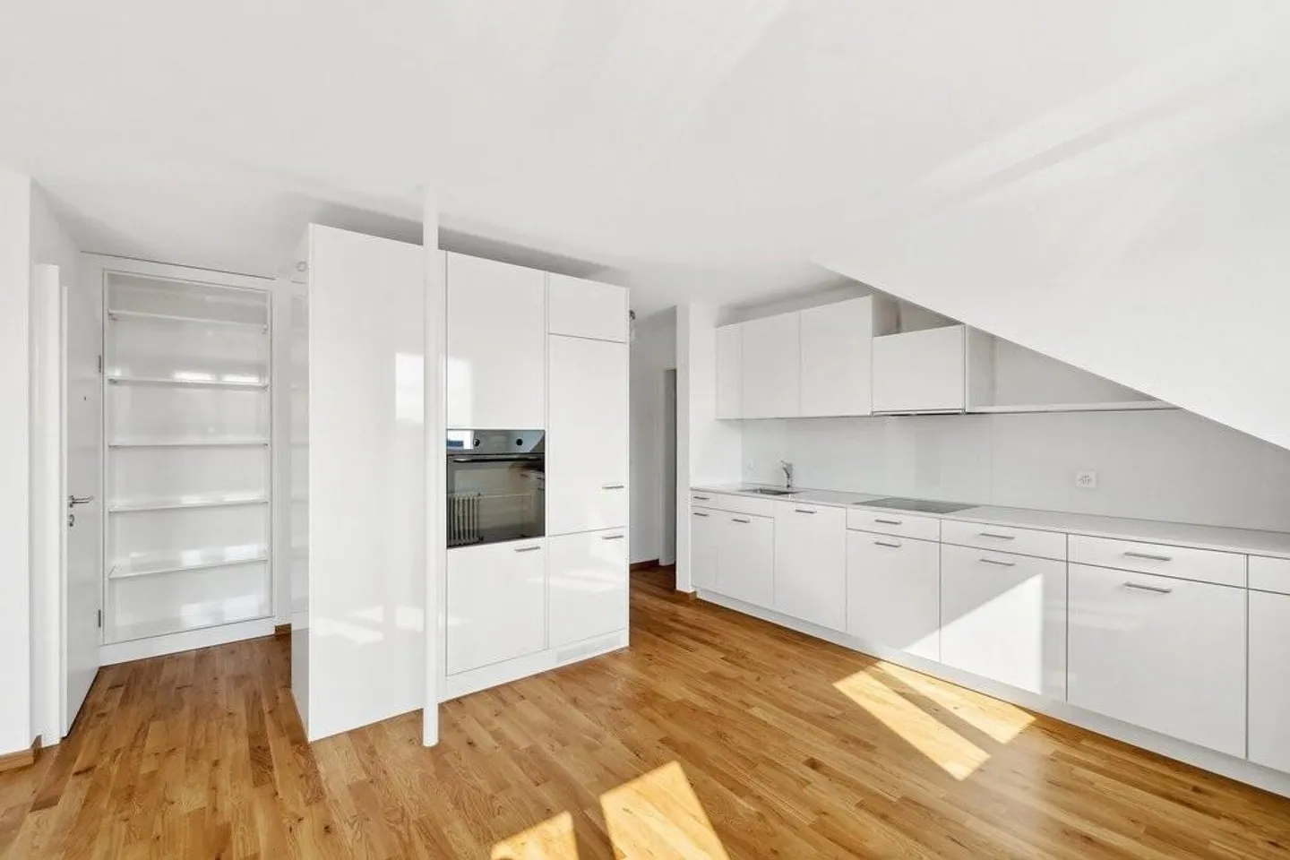 Appartamento mansardato appena ristrutturato in una proprietà tranquilla - Foto 3 di 8