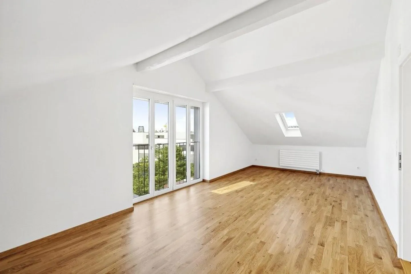 Appartamento mansardato appena ristrutturato in una proprietà tranquilla - Foto 7 di 8