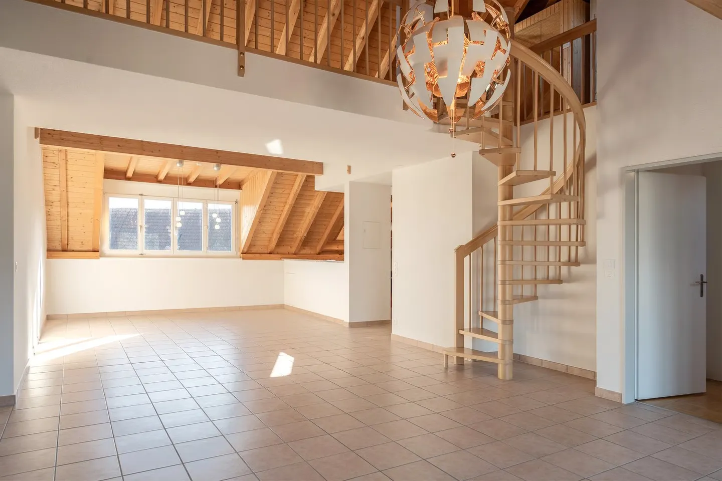 Large 4-room maisonette apartment with sauna and beautiful views in Schüpfen - Photo 6 of 16