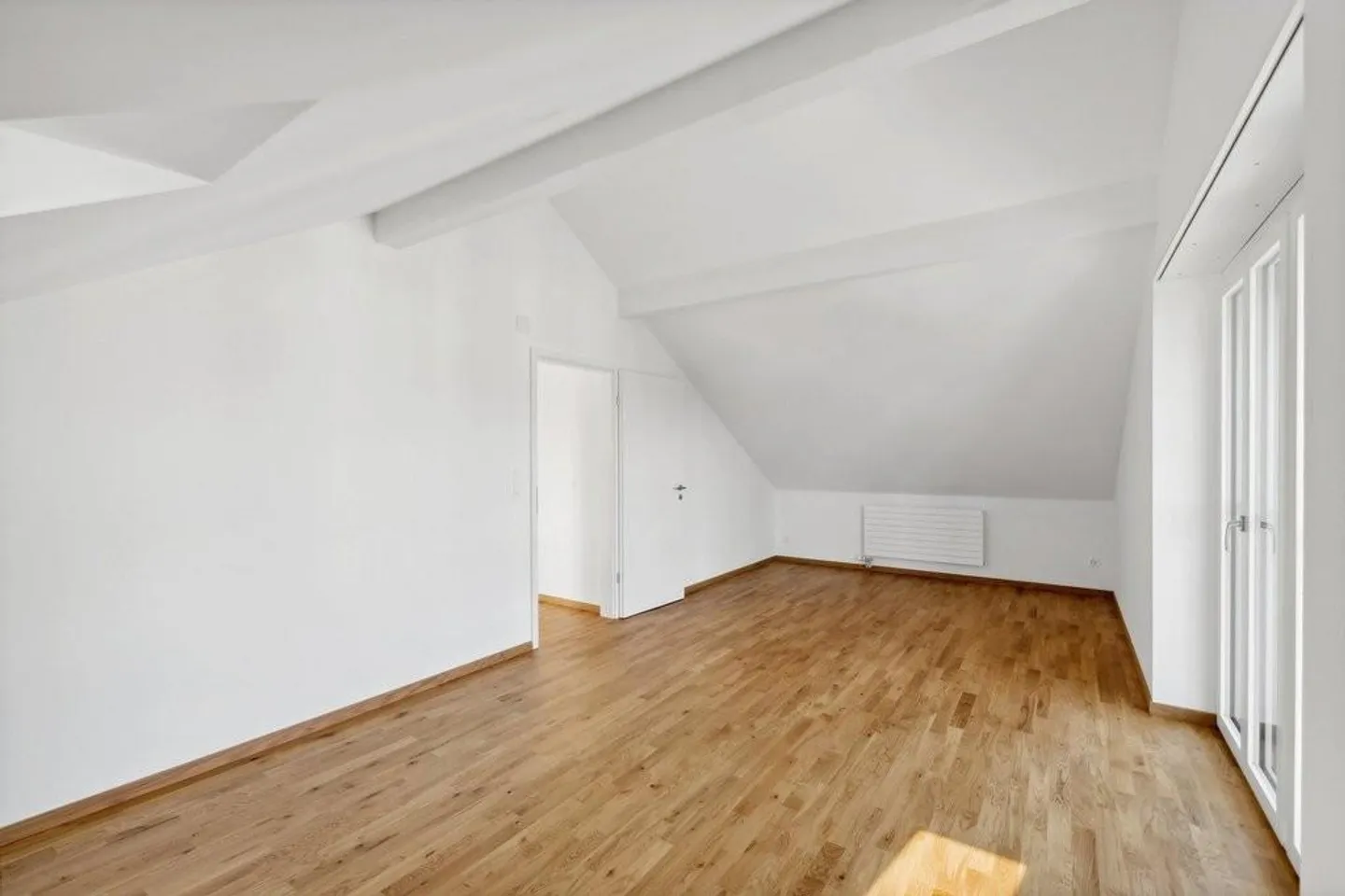 Appartamento mansardato appena ristrutturato in una proprietà tranquilla - Foto 6 di 8