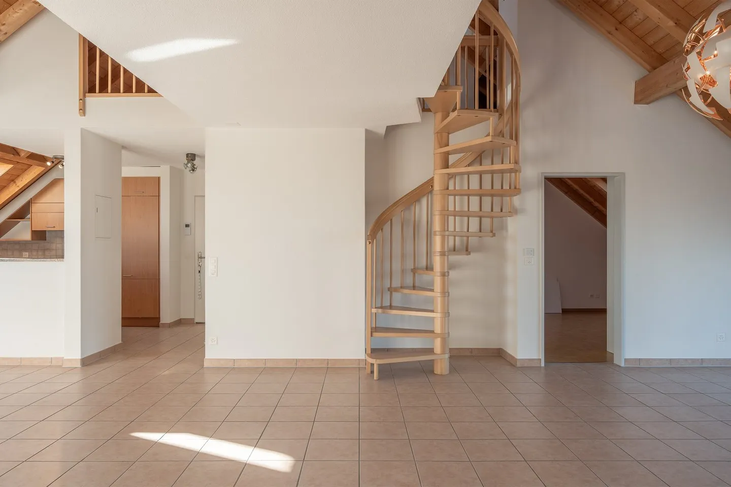 Large 4-room maisonette apartment with sauna and beautiful views in Schüpfen - Photo 7 of 16