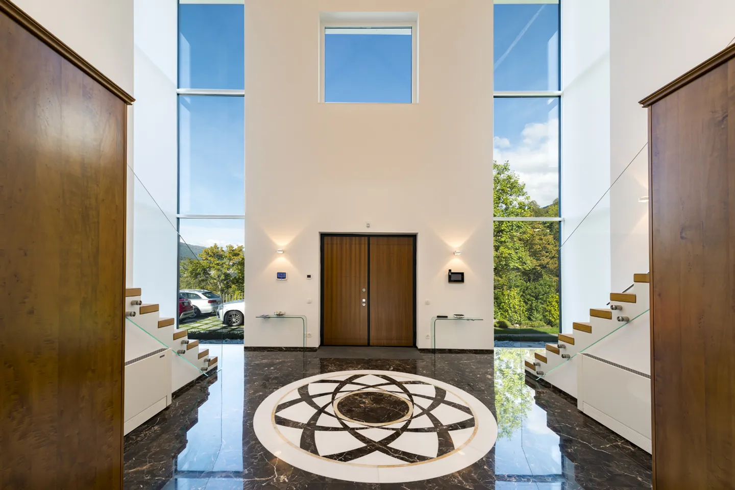 Luxurious villa immersed in greenery - Photo 3 of 13