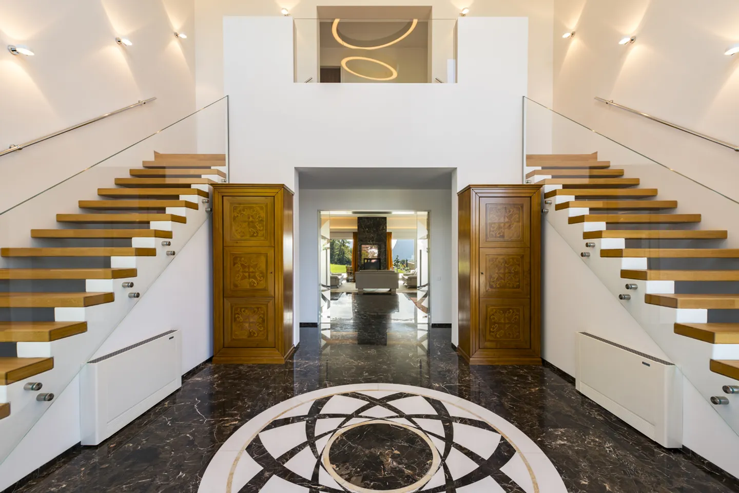 Luxurious villa immersed in greenery - Photo 4 of 13