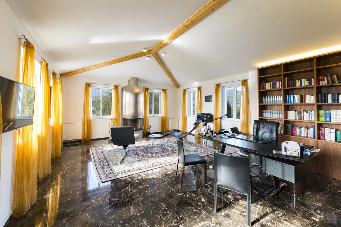 Luxurious villa immersed in greenery - Photo 8 of 13