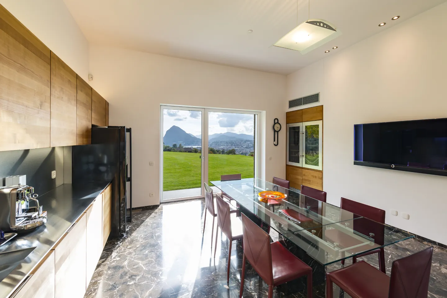 Luxurious villa immersed in greenery - Photo 9 of 13