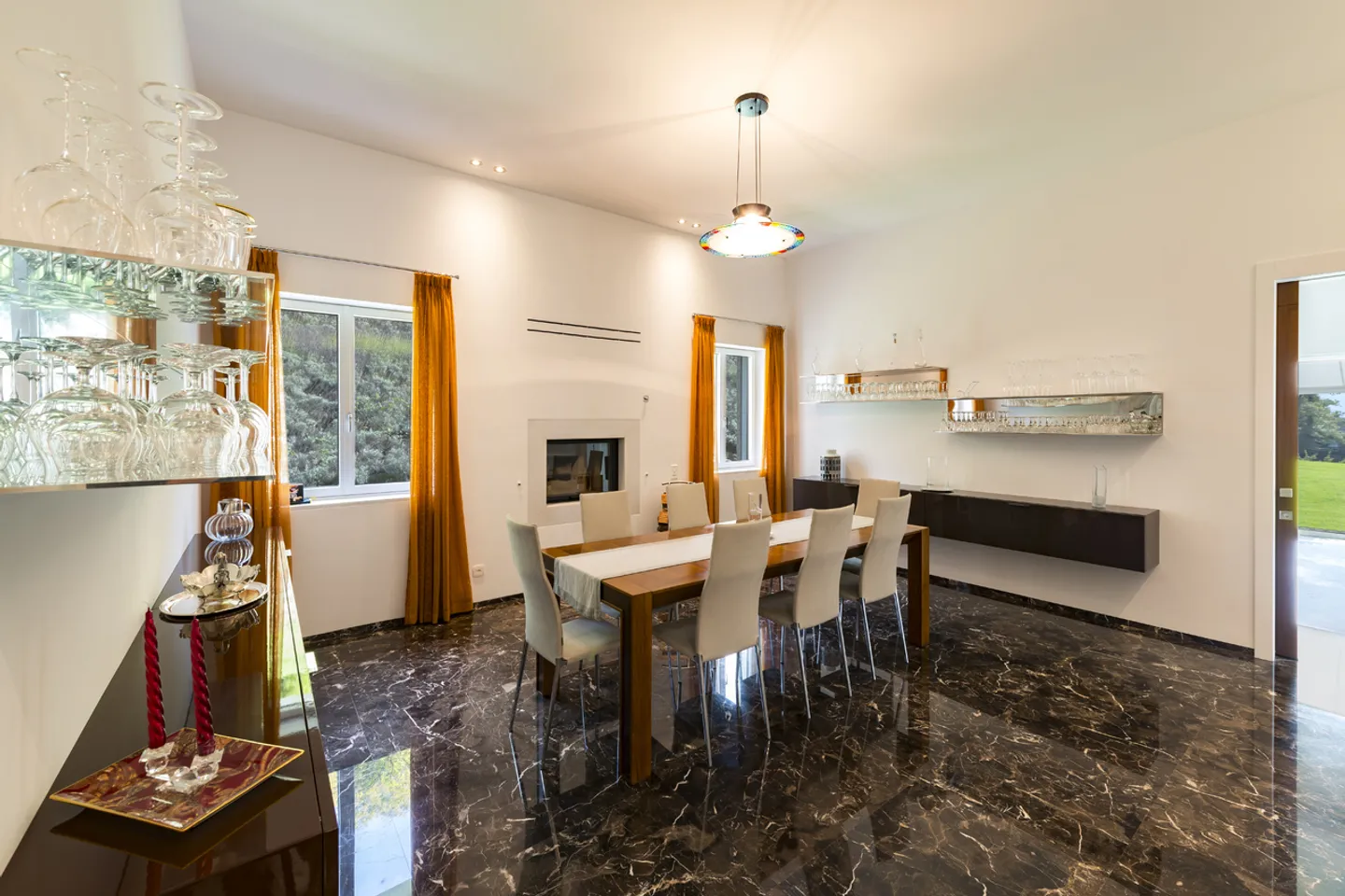 Luxurious villa immersed in greenery - Photo 10 of 13