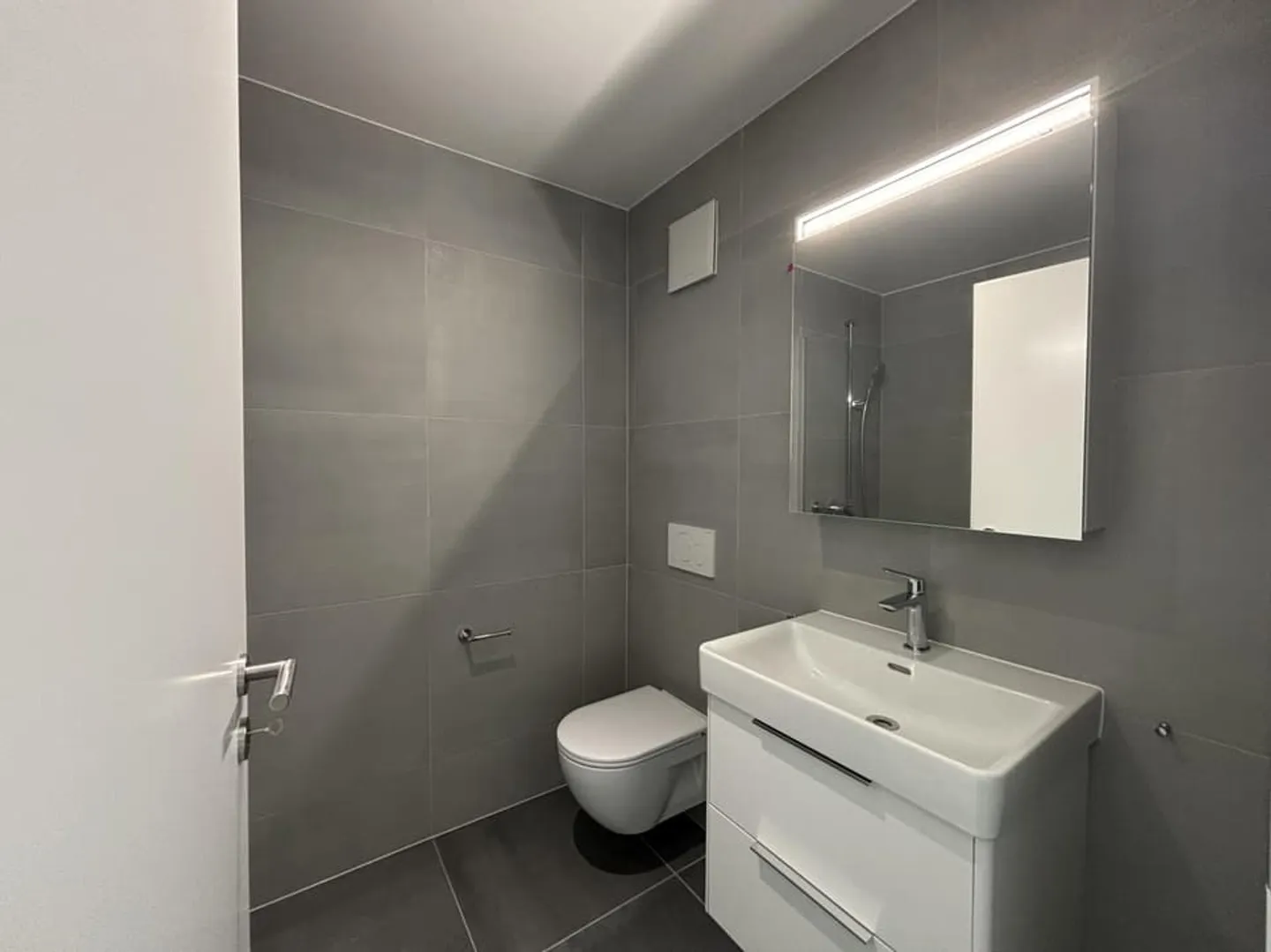 2190 - n32 - 3.5 Room Penthouse Apartment - 1st NET RENT FREE! - Photo 5 of 6