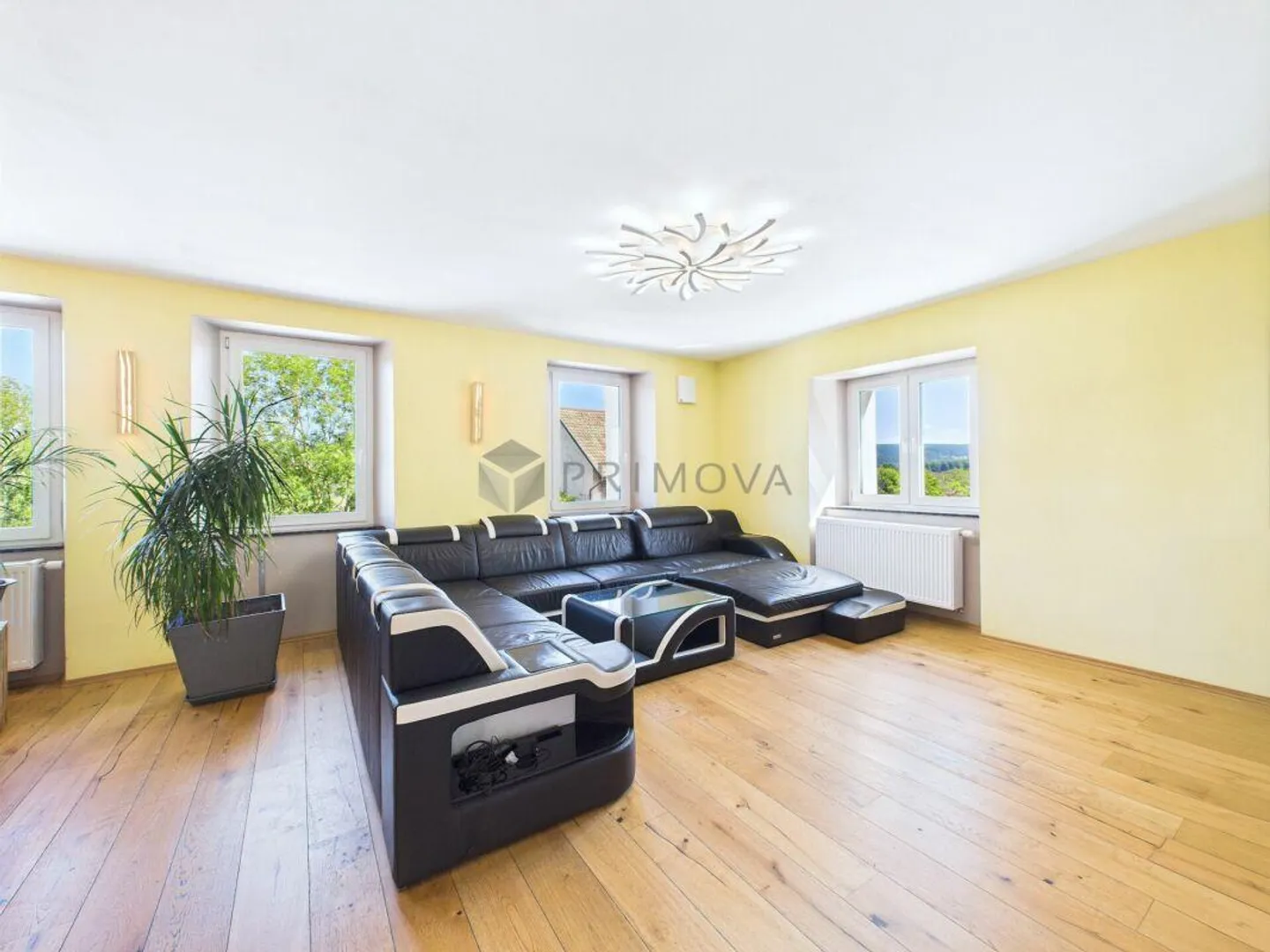 Where families grow and dreams are built - Multi-family house with expansion potential - Photo 3 of 17