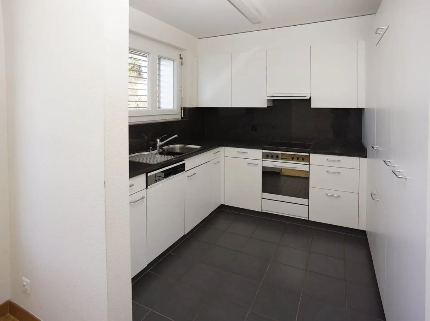 Spacious 4.5-room apartment with garden seating area in a quiet environment - Photo 2 of 10