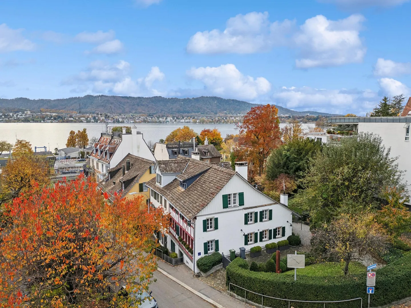 Historical Timber House with Modern Interior Design - Photo 2 of 4