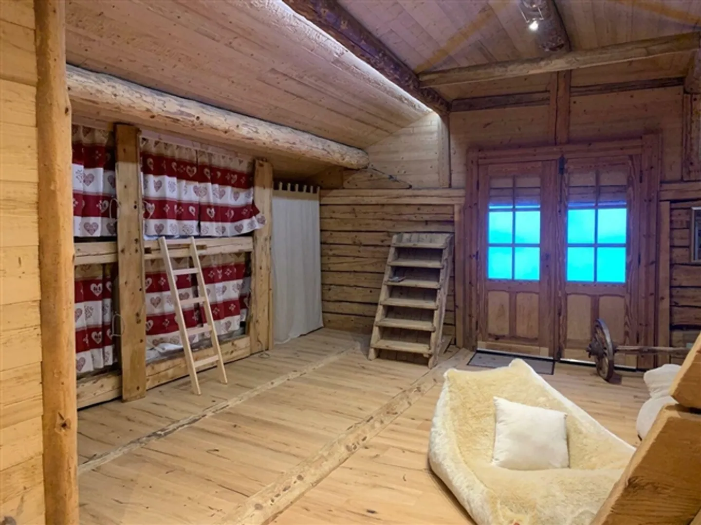 Classe dans sa forme la plus pure. Un chalet authentique. Rénovation appropriée. - Photo 2 sur 15