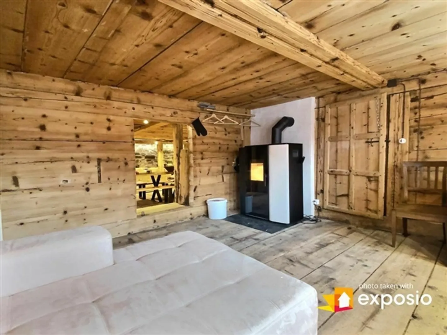 Classe dans sa forme la plus pure. Un chalet authentique. Rénovation appropriée. - Photo 5 sur 15