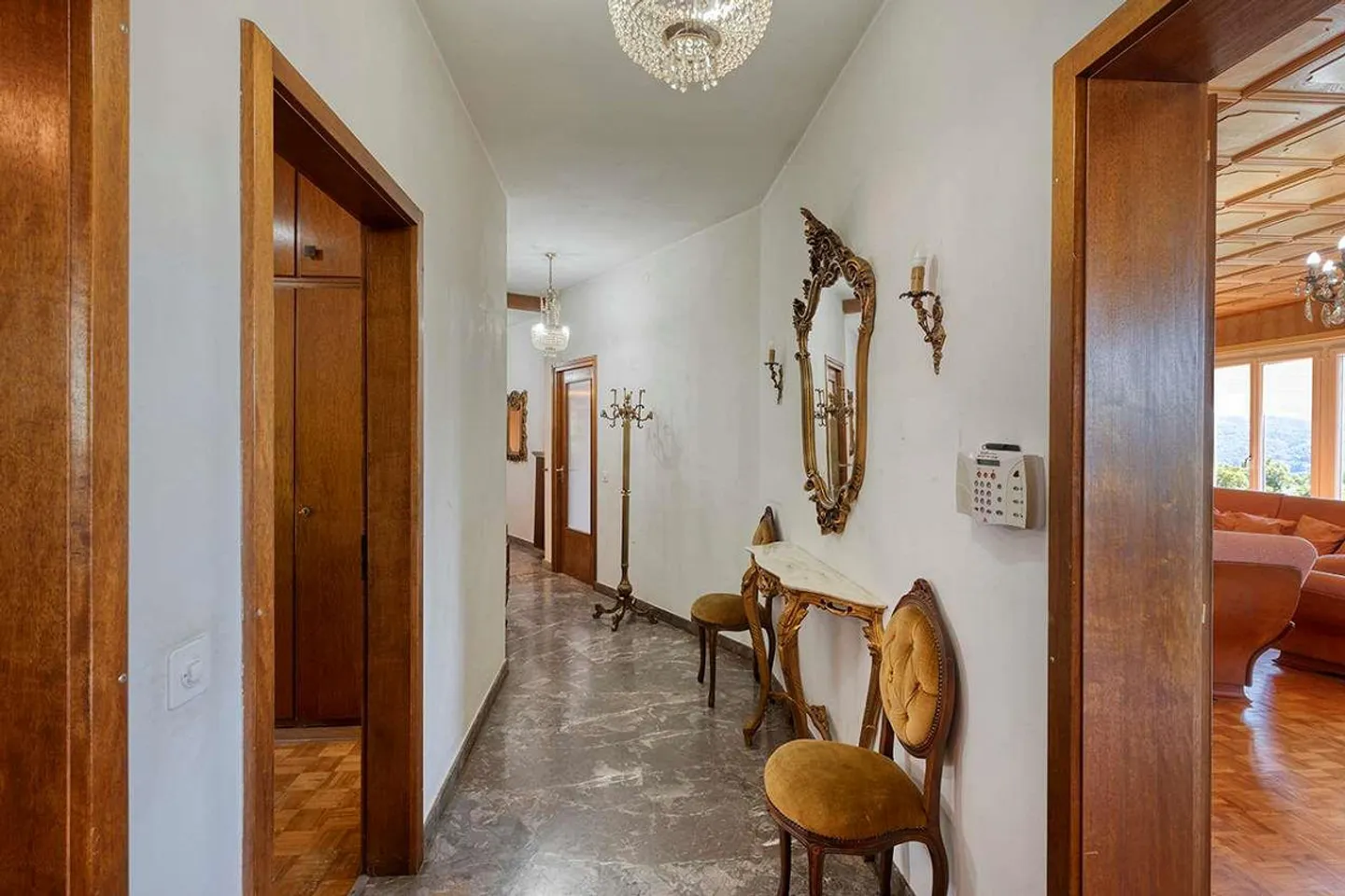 CASTEL S. PIETRO : VILLA AVEC UN GRAND POTENTIEL DE RÉNOVATION - Photo 5 sur 12