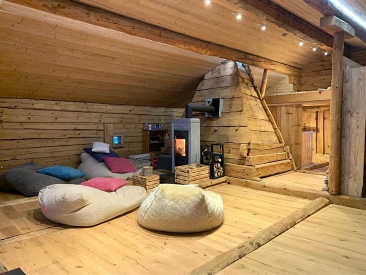 Classe dans sa forme la plus pure. Un chalet authentique. Rénovation appropriée. - Photo 3 sur 15