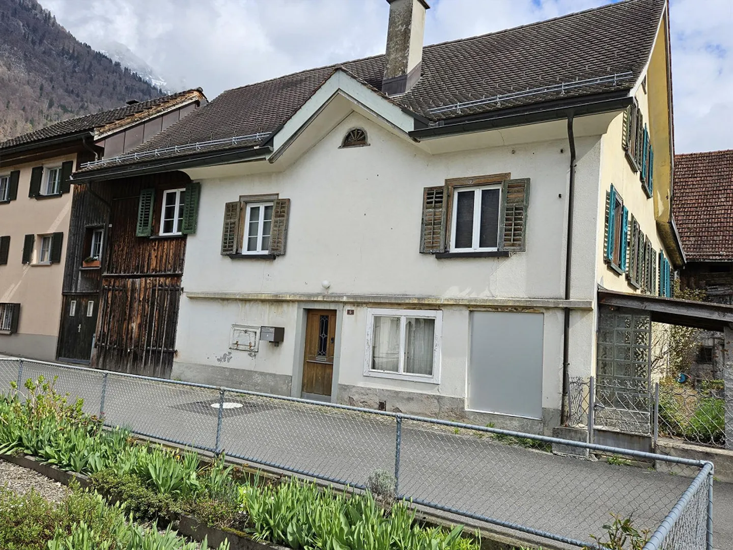 Vecchia casa unifamiliare con giardino nel centro di Walenstadt - Foto 2 di 12