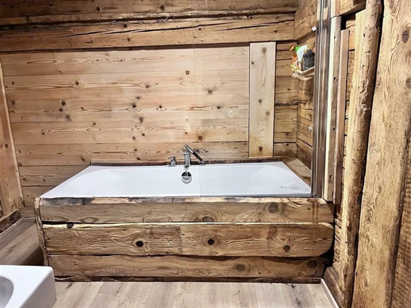 Classe dans sa forme la plus pure. Un chalet authentique. Rénovation appropriée. - Photo 8 sur 15