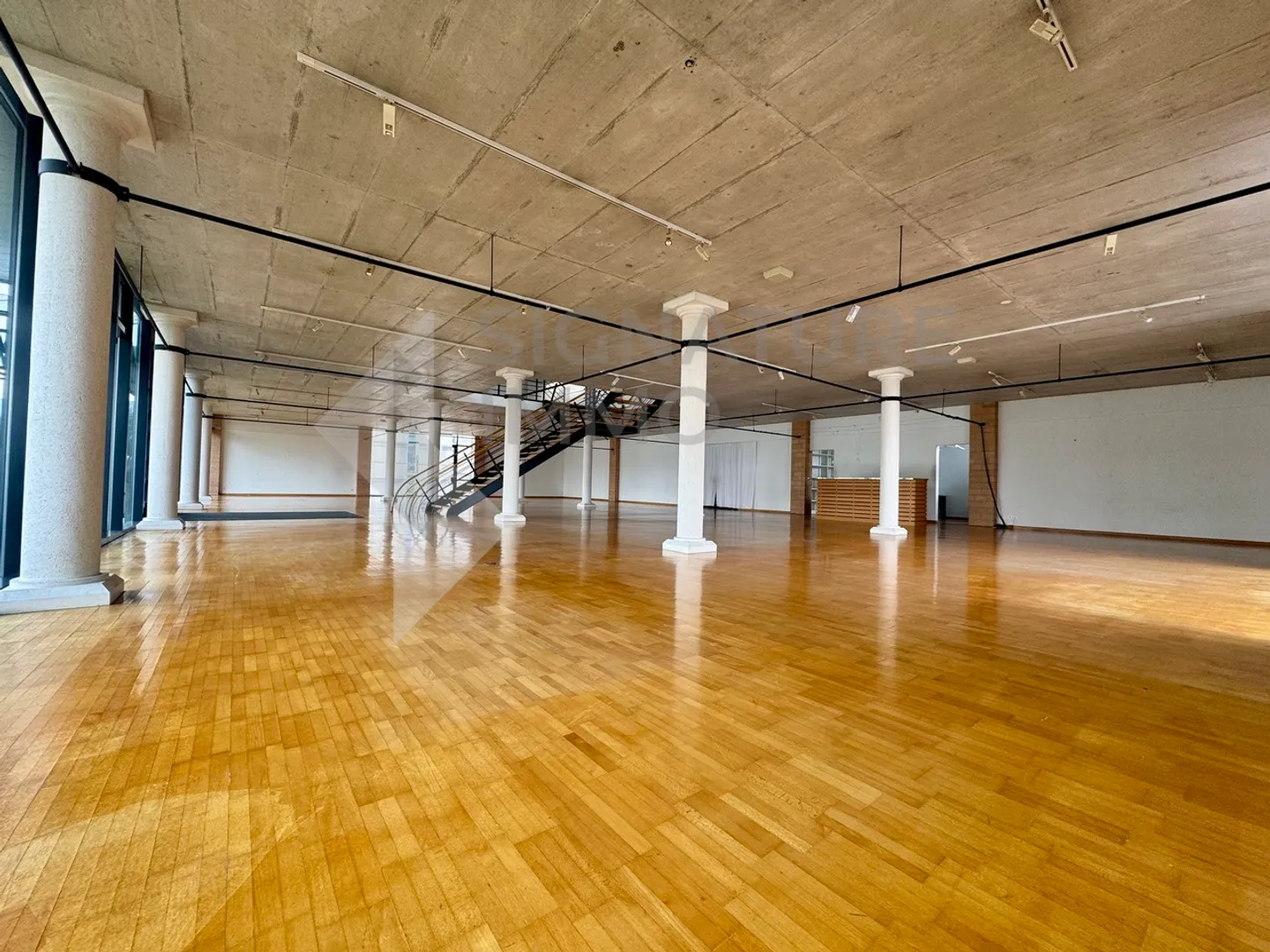 Bright and spacious surface for rent - Photo 1 of 5