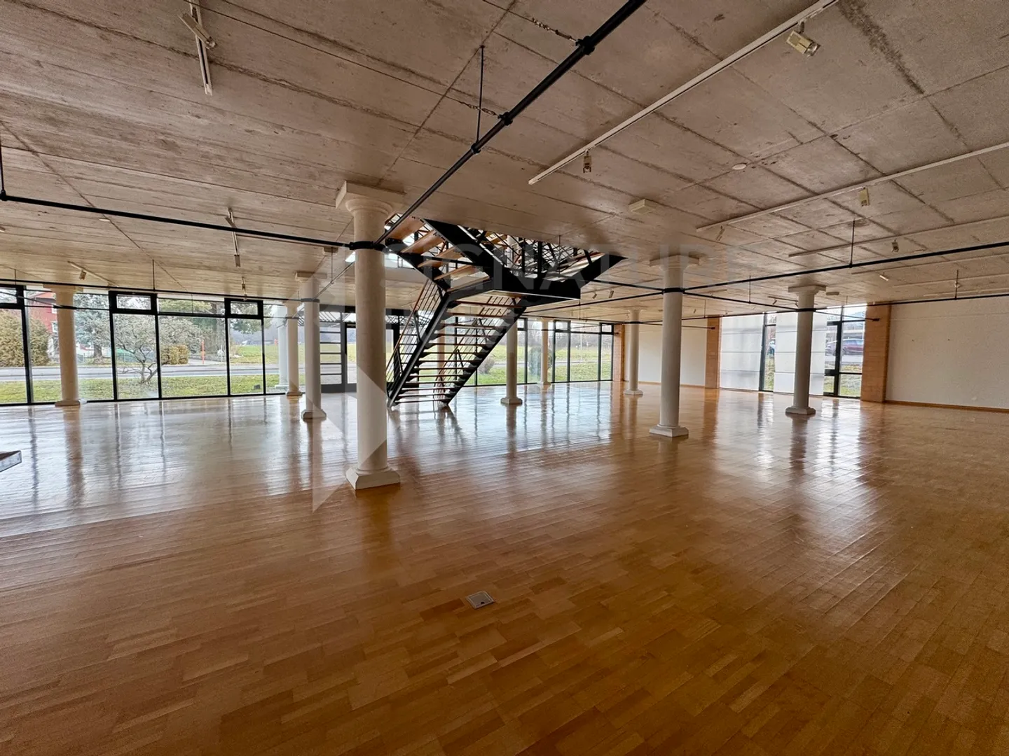 Bright and spacious surface for rent - Photo 4 of 5