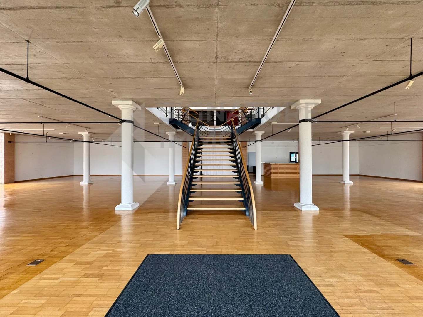 Bright and spacious surface for rent - Photo 5 of 5