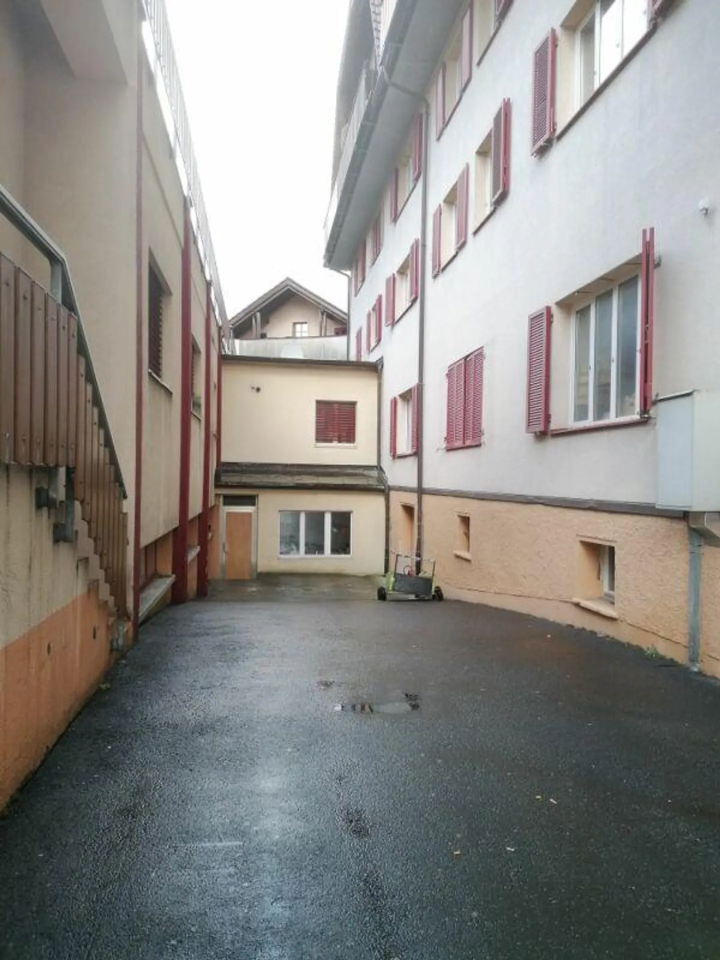 Spazioso magazzino vicino alla stazione di Seewen - Foto 2 di 7