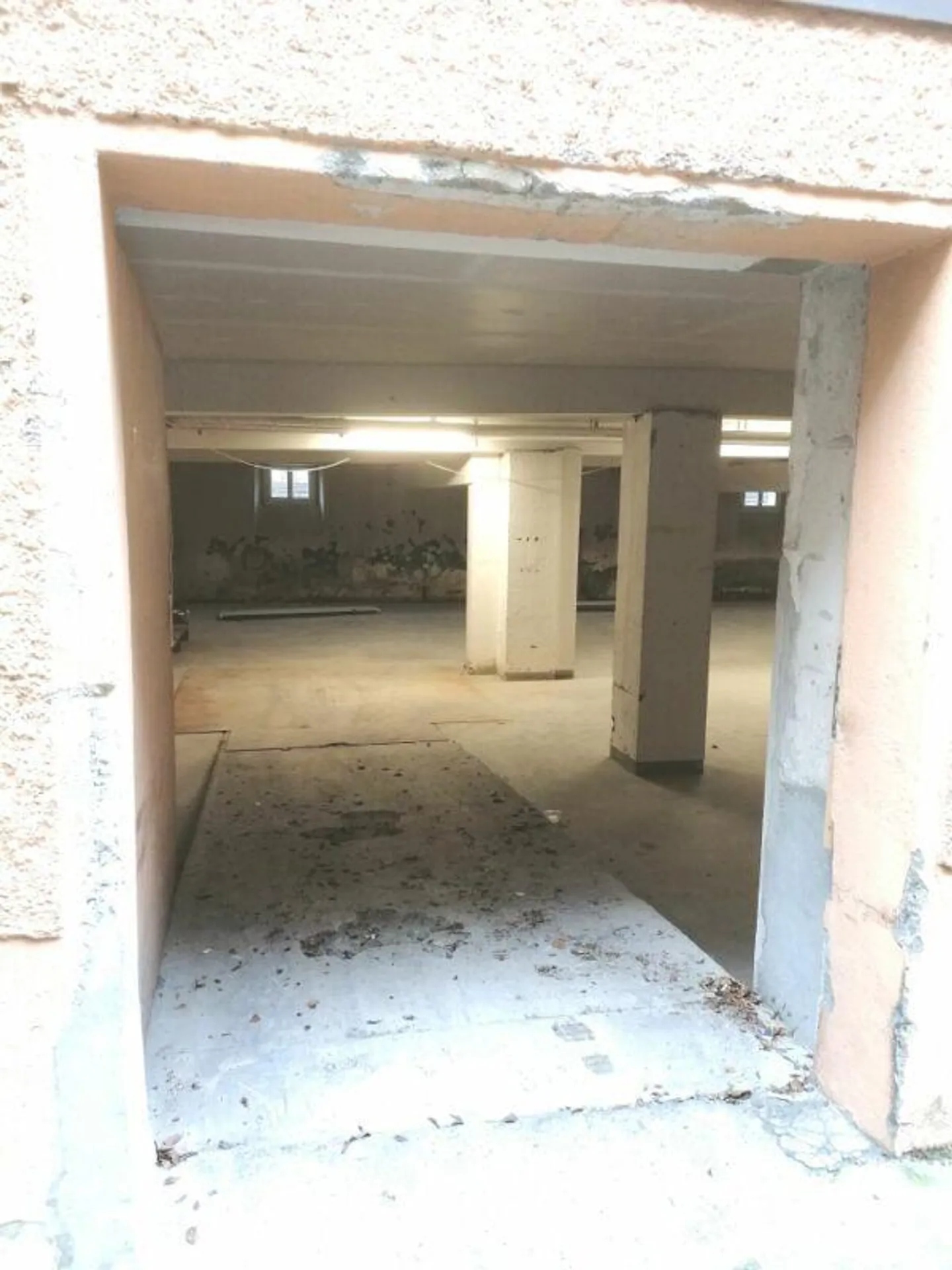 Spazioso magazzino vicino alla stazione di Seewen - Foto 3 di 7