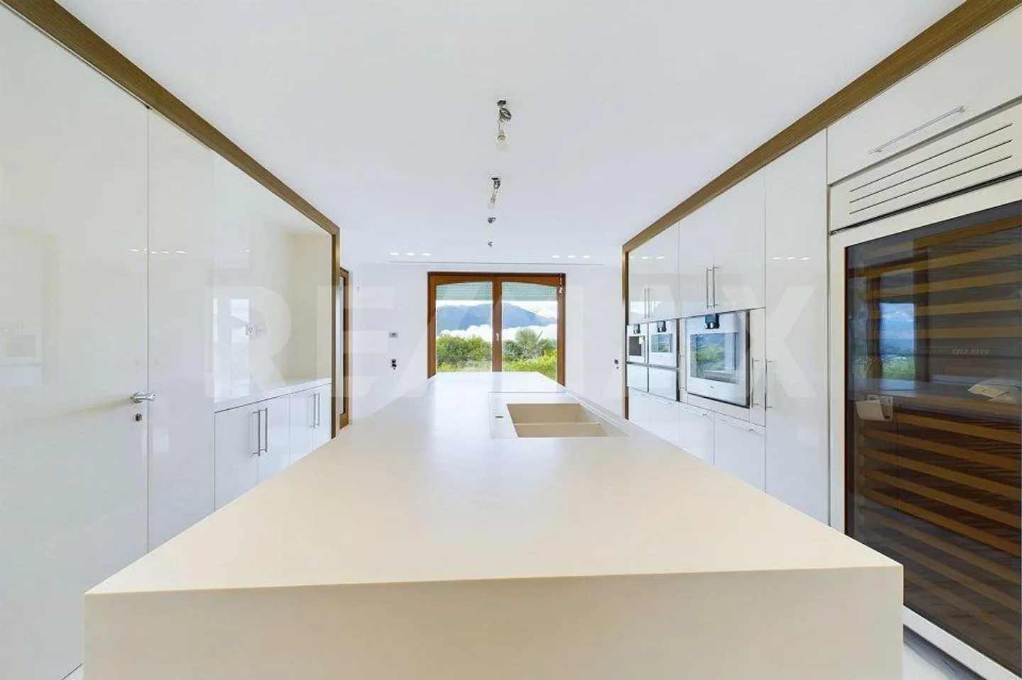 Elegant Mediterranean villa with large garden - Photo 5 of 13