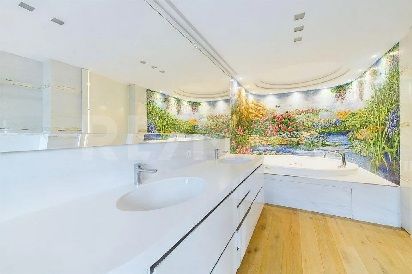 Elegant Mediterranean villa with large garden - Photo 8 of 13