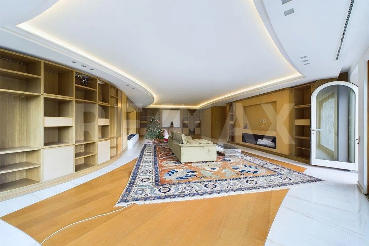 Elegant Mediterranean villa with large garden - Photo 9 of 13