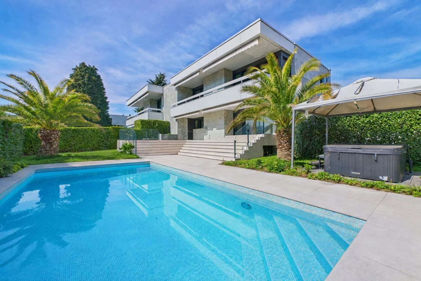 Luxusvilla mit Pool und Garten - Foto 1 von 13