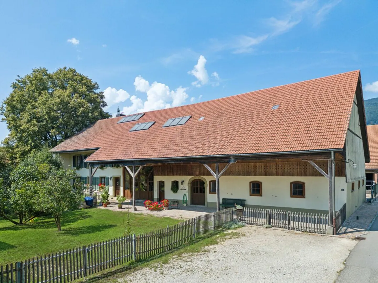REITSPORTIMMOBILIE MIT 4 WOHNEINHEITEN, SANDPLATZ UND OVAL-FÜHRANLAGE - Foto 9 von 15