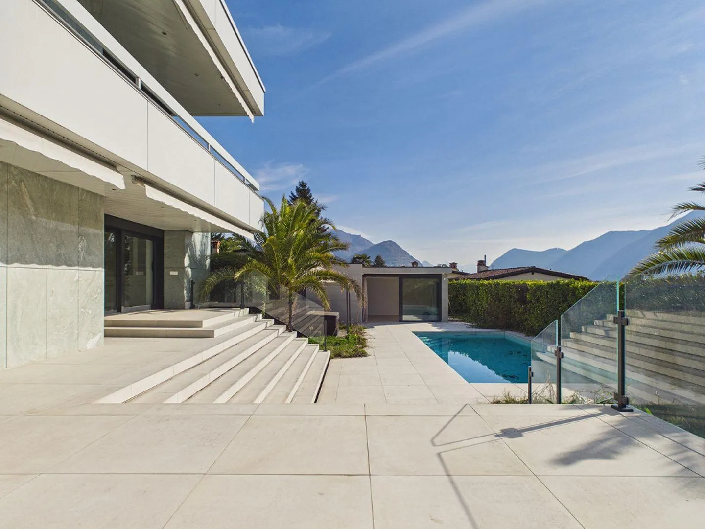 Luxusvilla mit Pool und Garten - Foto 3 von 13