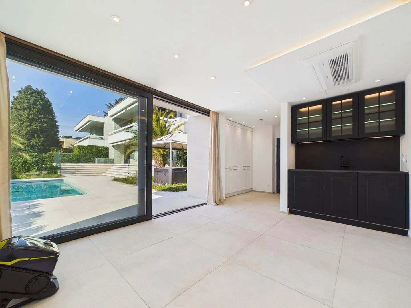 Luxusvilla mit Pool und Garten - Foto 4 von 13